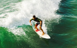 壹号娱乐官网-皇马球迷疯狂庆祝胜利，声势浩大，在皇马主场让皇马球迷鼓掌